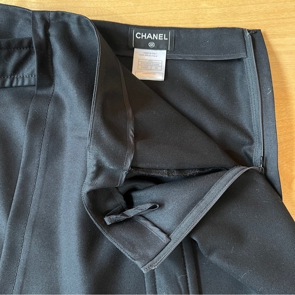 SOLD CHANEL PENCIL SKIRT 100% WOOL BACK BELT LOGO BUTTON LUXURY CORPCORE 40-8 - Picture 7 of 11